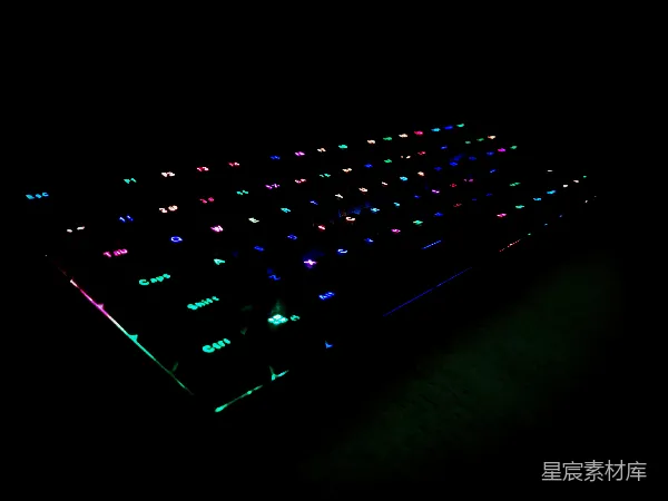 高清摄影 RGB背光键盘在黑暗中的光影效果
