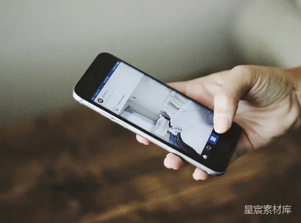 高清摄影 手持智能手机浏览社交媒体