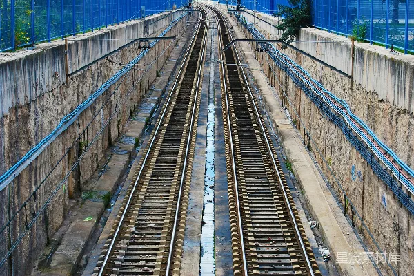 高清摄影 废弃铁路与蓝色护栏