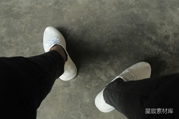 高清摄影 简约街头风：白色运动鞋与黑色牛仔裤