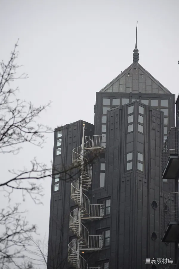 高清摄影 灰色建筑与螺旋楼梯