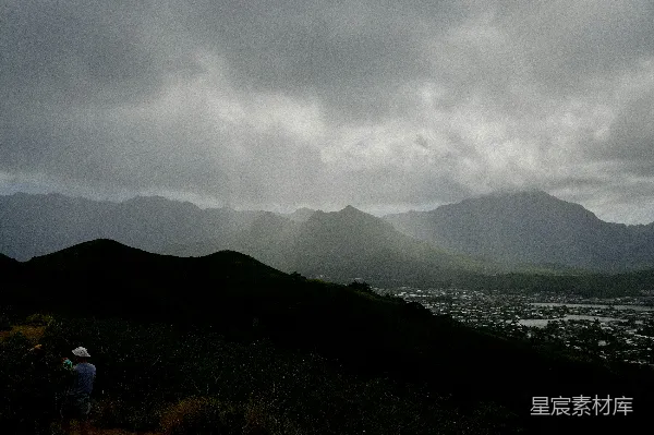 高清摄影 山间雨雾中的城市风光