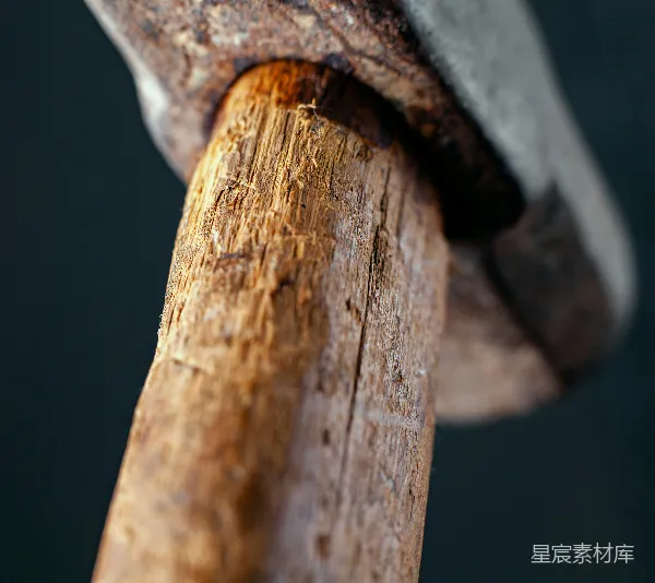 高清摄影 锤子和一块木头的特写镜头