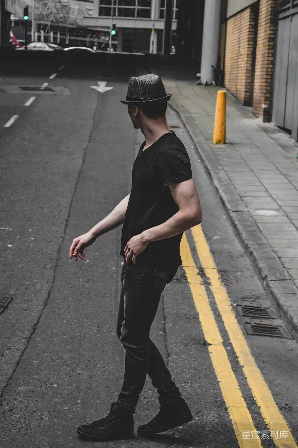 高清摄影 街头漫步的男子
