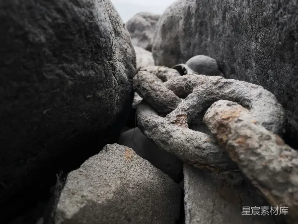 高清摄影 岩石缝隙中的链条