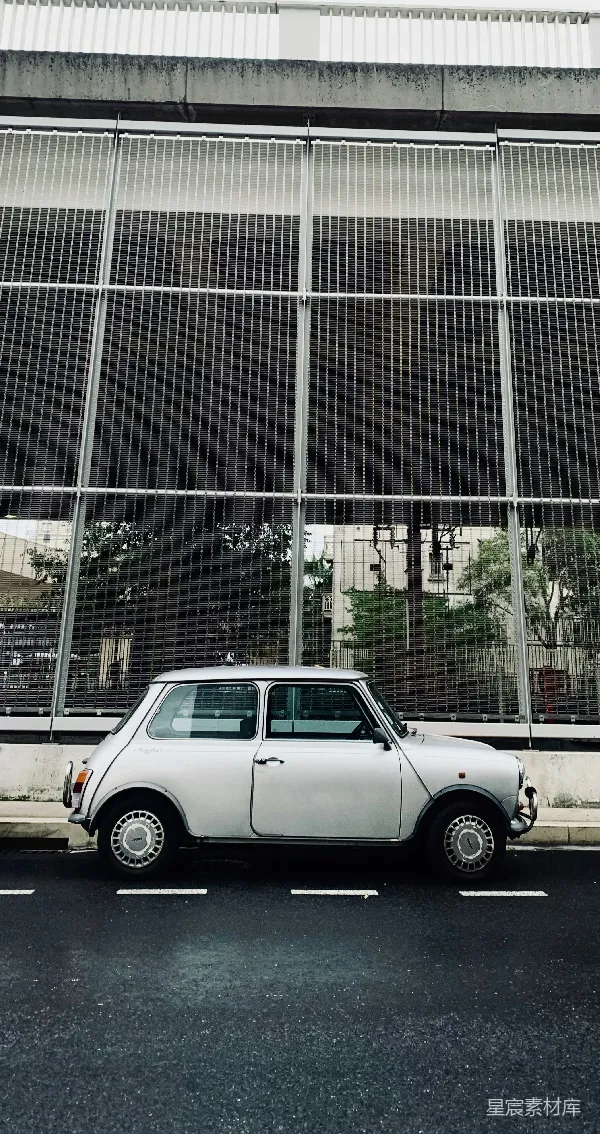 高清摄影 经典Mini Cooper停在城市街头