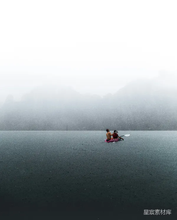 高清摄影 雨中划桨：宁静的湖畔时光