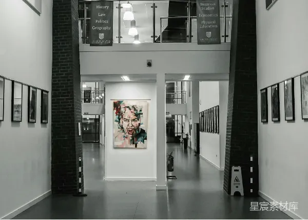 高清摄影 学校艺术展览廊道