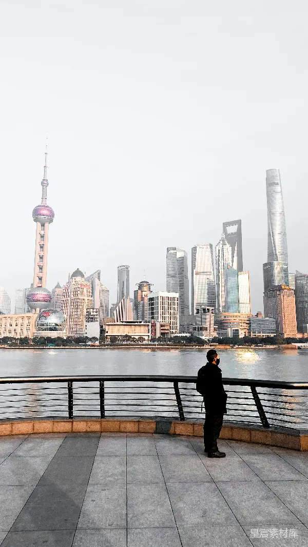 高清摄影 上海外滩晨光下的背影