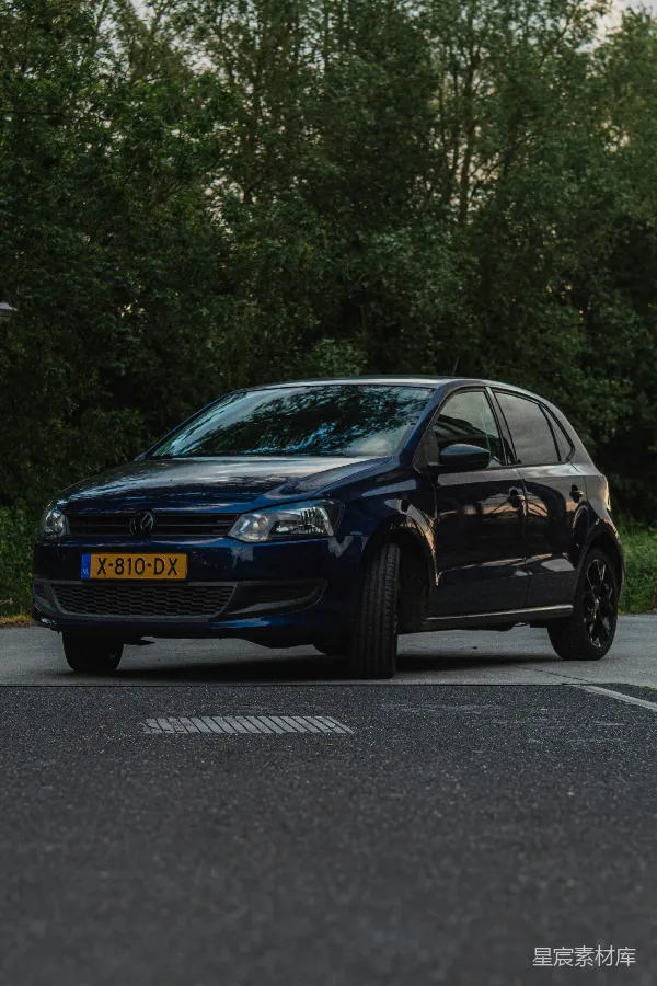 高清摄影 深蓝Volkswagen Polo停在林间小道