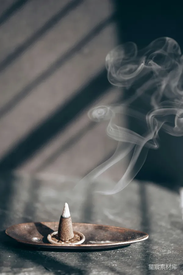 高清摄影 点燃的香薰仪式