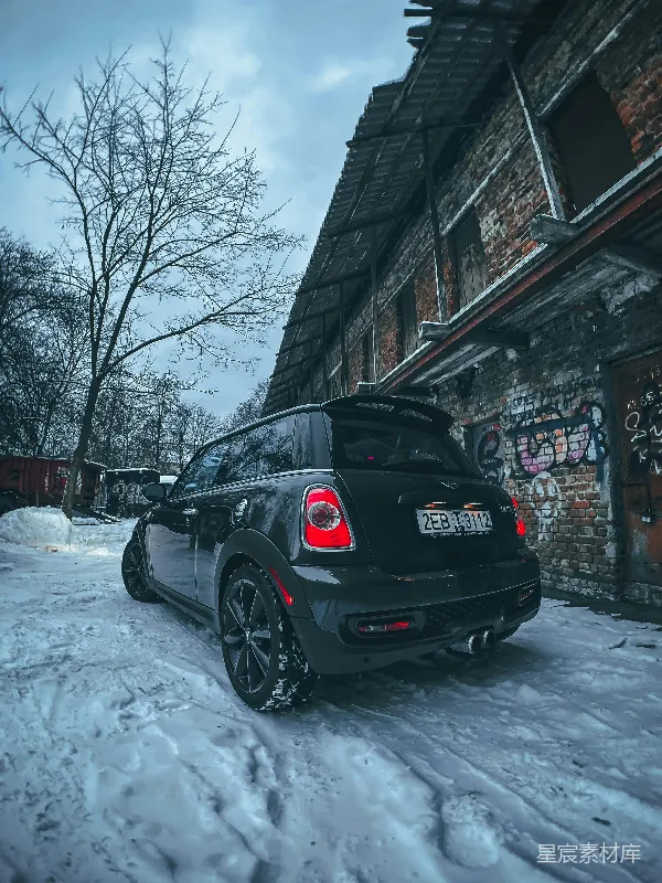 高清摄影 冬日雪地里的MINI Cooper