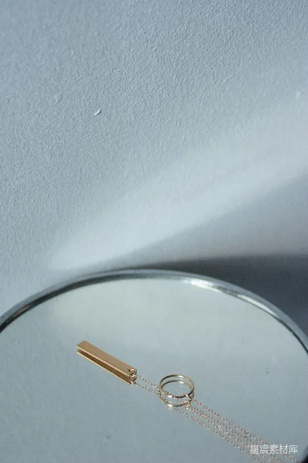 高清摄影 简洁项链与戒指的静物展示