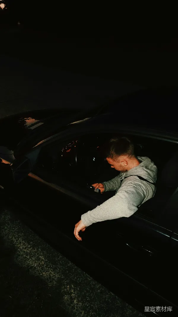 高清摄影 夜幕下的车内男子