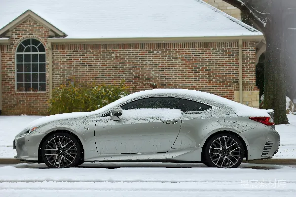 高清摄影 雪中的银色跑车