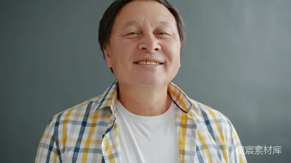高清摄影 阳光微笑的中年男子