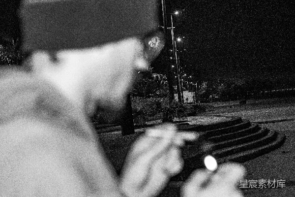 高清摄影 夜色中的自拍：城市中的独行者