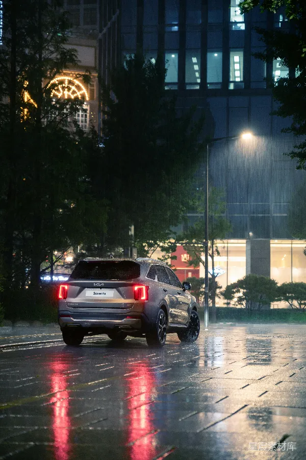 高清摄影 雨夜中的Kia Sorento