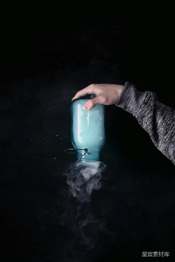 高清摄影 神秘烟雾的蓝色罐子