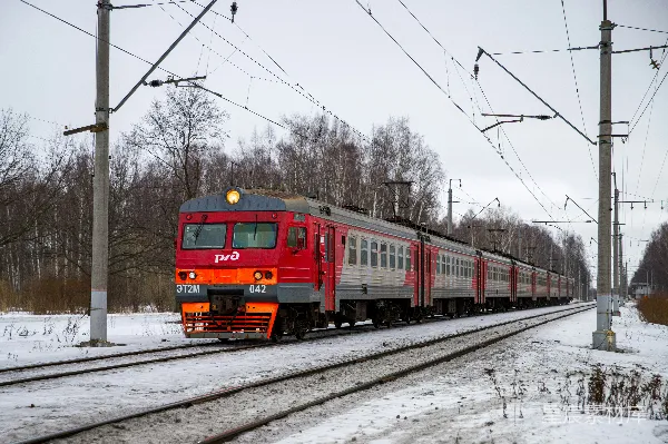 高清摄影 雪地里的红色火车