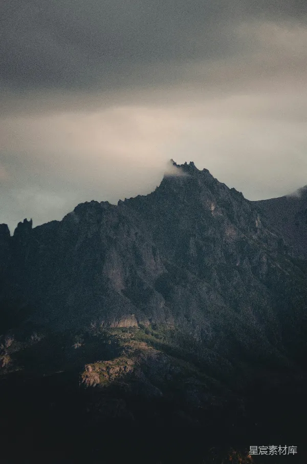 高清摄影 云雾缭绕的山峰