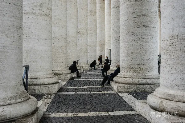 高清摄影 罗马柱下的静谧时光
