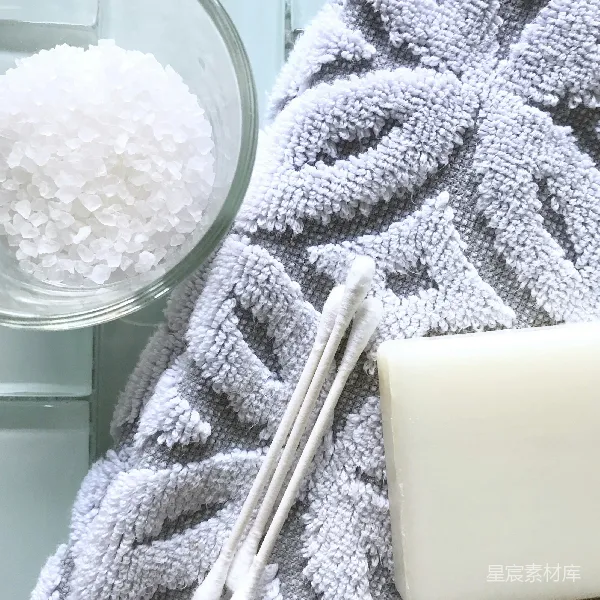 高清摄影 浴室中的简单清洁用品