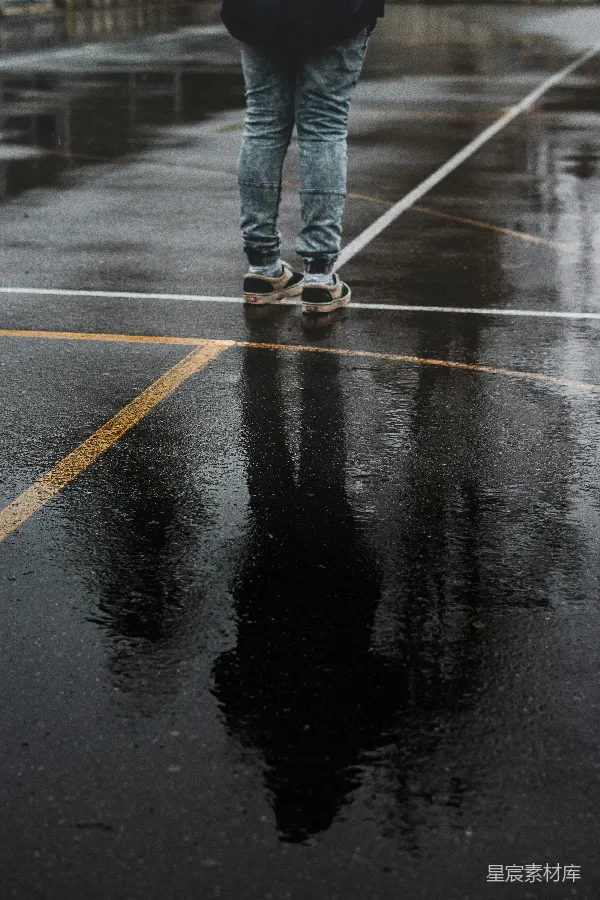 高清摄影 雨后停车场的倒影