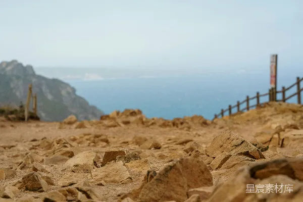 高清摄影 山巅的石道与远山