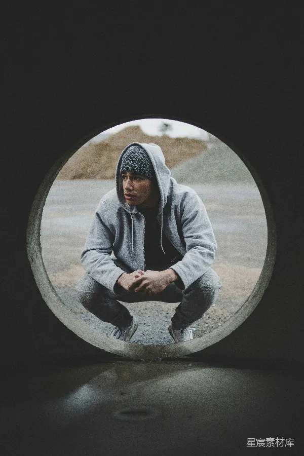 高清摄影 在圆管中的思考者