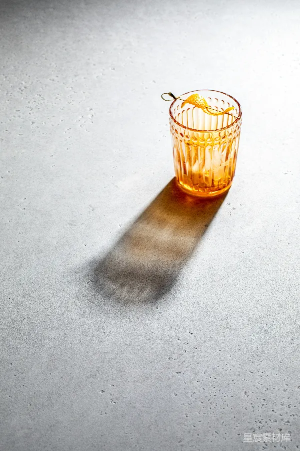 高清摄影 阳光下的橙色玻璃杯