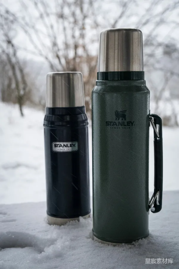 高清摄影 雪地中的Stanley保温壶