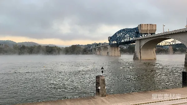 高清摄影 雾气弥漫的河岸桥景