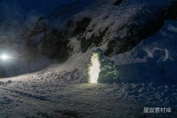 高清摄影 雪地中的神秘洞穴