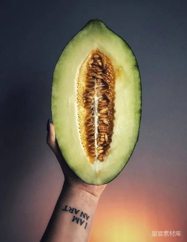 高清摄影 手握绿瓜的剪影