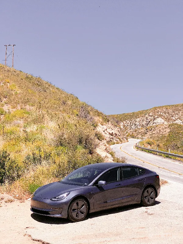 高清摄影 特斯拉Model 3在山路上的风景