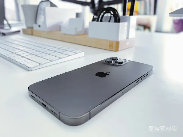 高清摄影 简洁现代办公桌上的iPhone