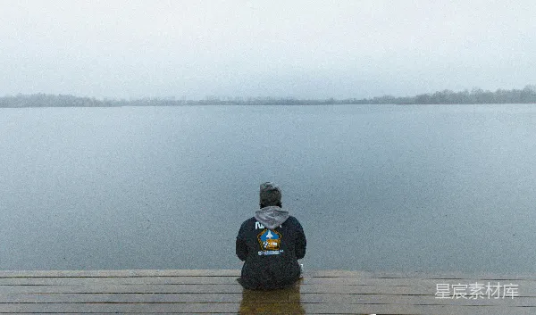 高清摄影 湖边沉思