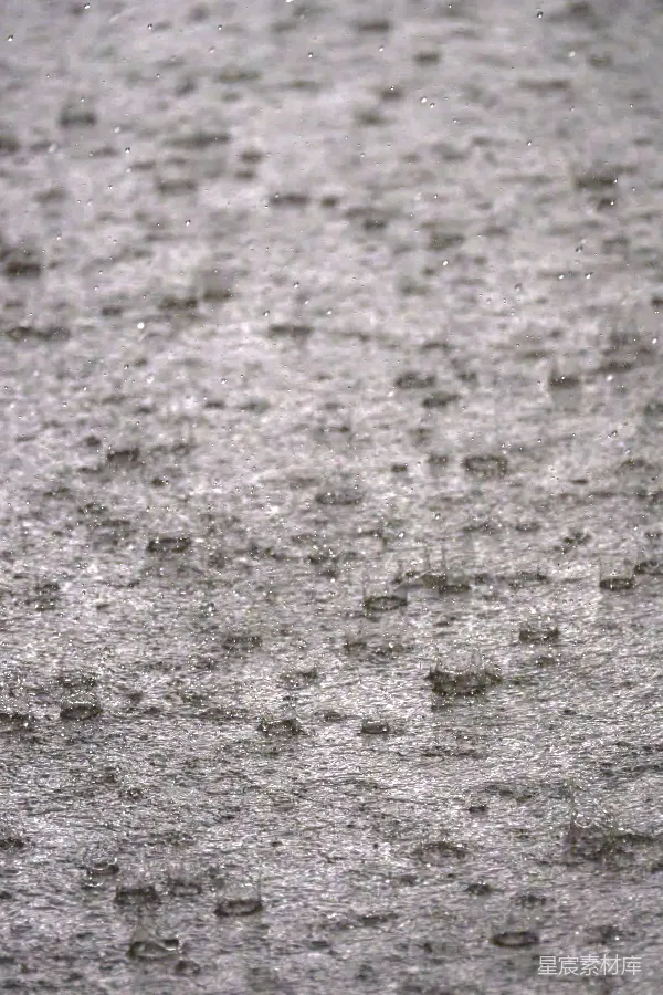 高清摄影 雨滴落在水面上的瞬间