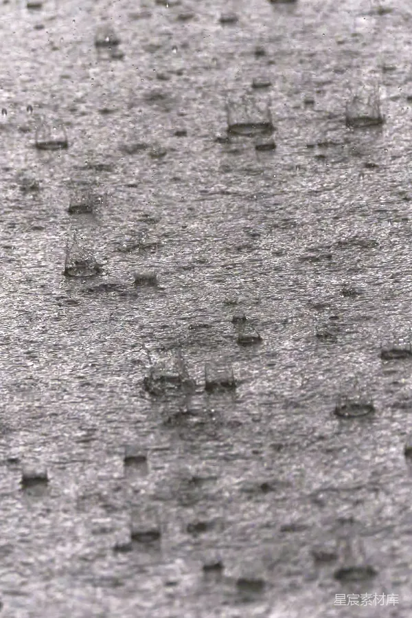 高清摄影 雨滴落在水面上的瞬间
