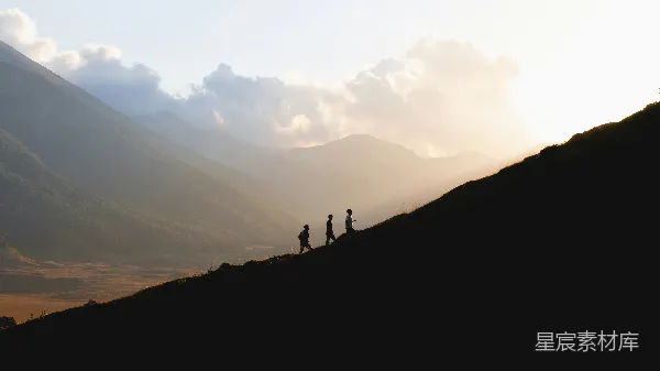 高清摄影 登山者在山间小道上