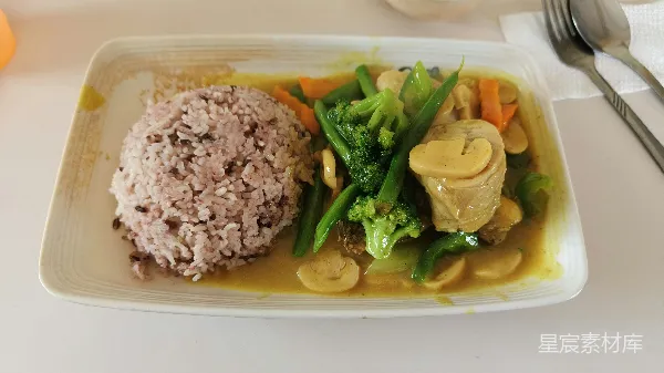 高清摄影 白盘中堆满了肉类和蔬菜。