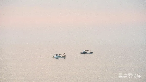 高清摄影 静谧海面上的渔船