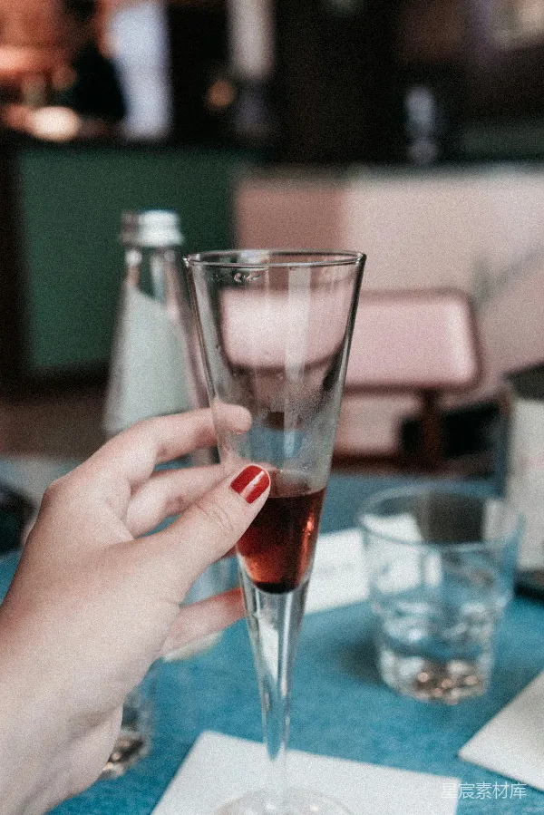 高清摄影 手持香槟杯的优雅瞬间