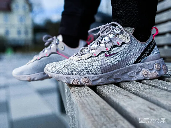 高清摄影 时尚运动鞋：Nike React Element 87