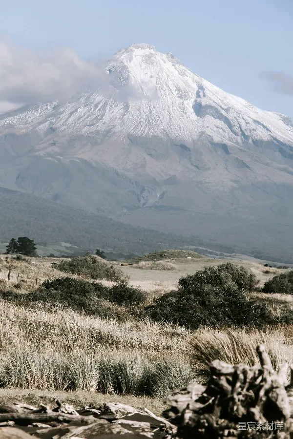 高清摄影 火山与草原的壮丽景色