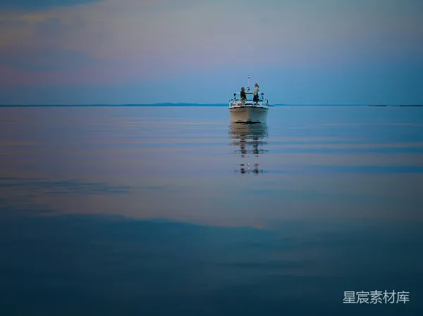高清摄影 宁静湖面的船影