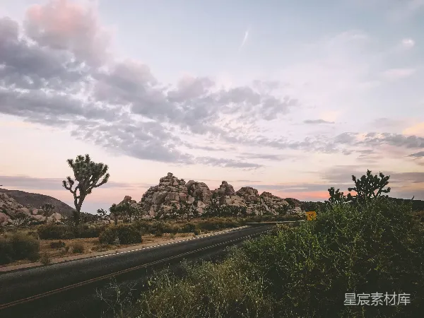 高清摄影 日落时分的荒漠公路