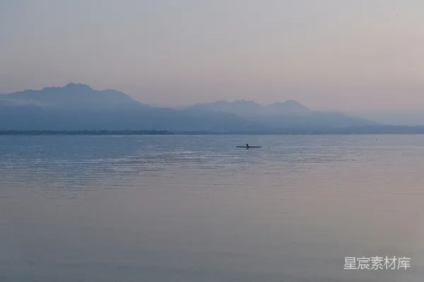 高清摄影 宁静的湖面与远山