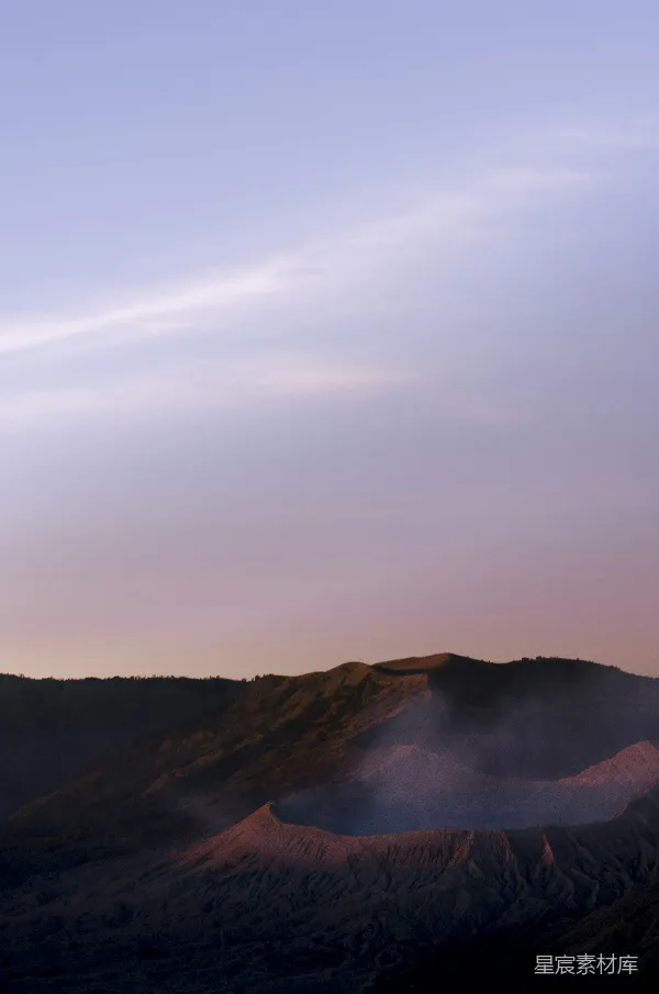 高清摄影 日出时分的火山口